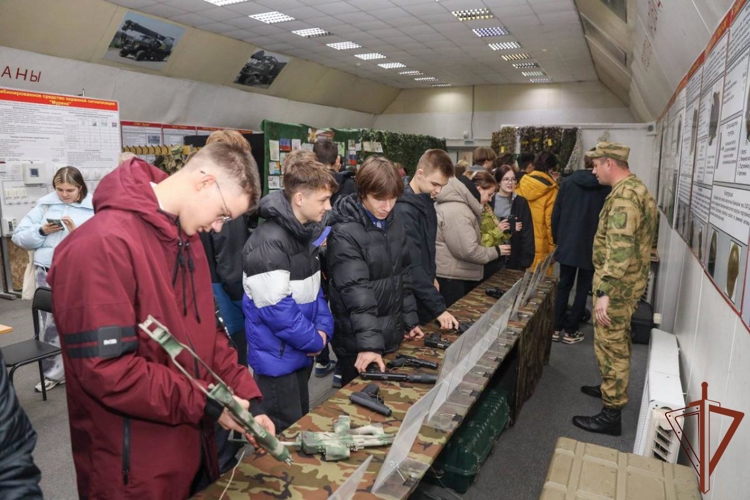 В Центре инженерно-технического обеспечения Росгвардии прошел день открытых дверей для молодежи из Подмосковья
