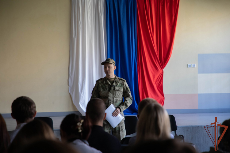 Росгвардейцы совместно с сотрудниками военной контрразведки поздравили с Днем учителя педагогов и воспитанников одной из школ Мариуполя (видео)