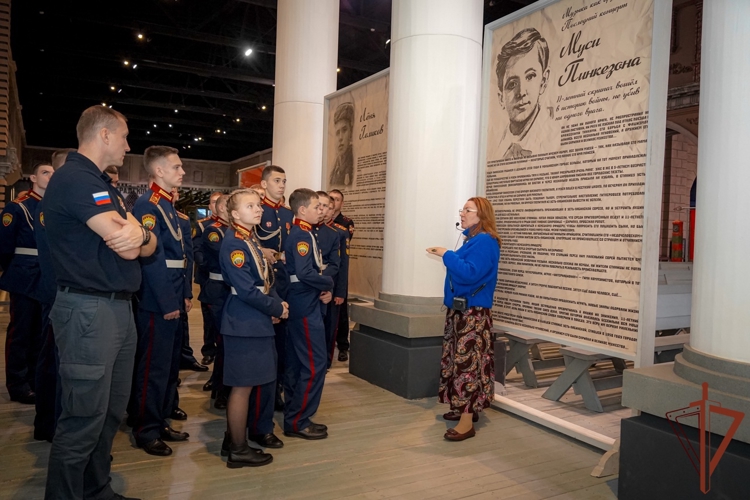 Росгвардия и АНО «Победоносец» организовали туристическую поездку для кадет ведомства в Санкт-Петербург