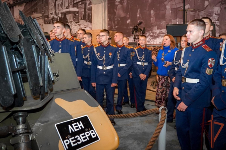 Росгвардия и АНО «Победоносец» организовали туристическую поездку для кадет ведомства в Санкт-Петербург