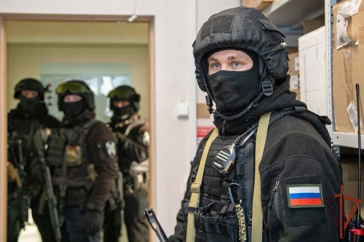 При силовой поддержке ОМОН Росгвардии в Ростовской области задержаны подозреваемые в краже компонентов для БПЛА (видео)