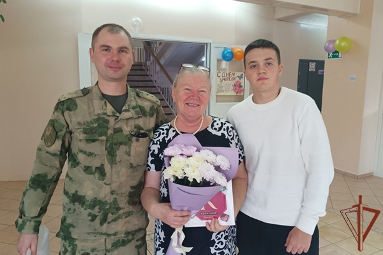 Росгвардейцы поздравили педагогов с Днём учителя в городах Сибири