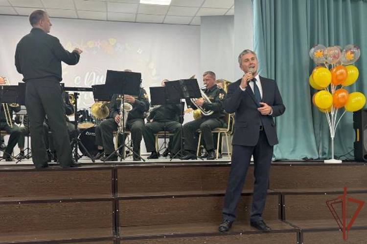 Росгвардейцы поздравили педагогов с Днём учителя в городах Сибири