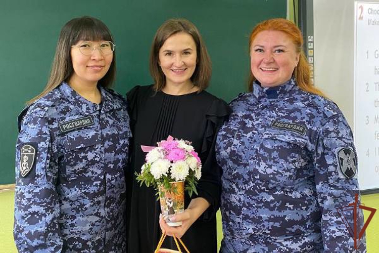 Росгвардейцы поздравили педагогов с Днём учителя в городах Сибири