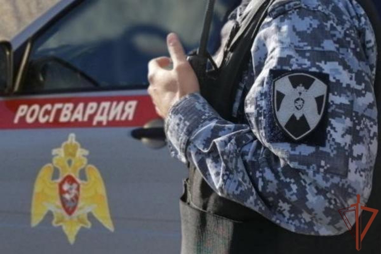 В Красноярском крае сотрудники Росгвардии оказали помощь при тушении пожара в многоквартирном доме