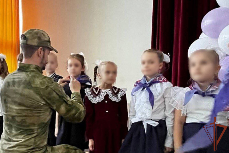 В ЛНР росгвардейцы поздравили школьников с посвящением в «Орлята России»