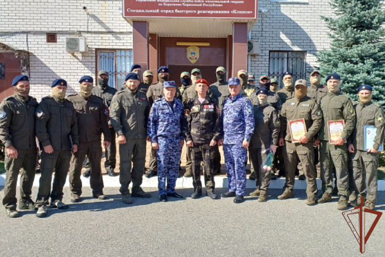 Сотрудников СОБР Росгвардии на Северном Кавказе поздравили с профессиональным праздником