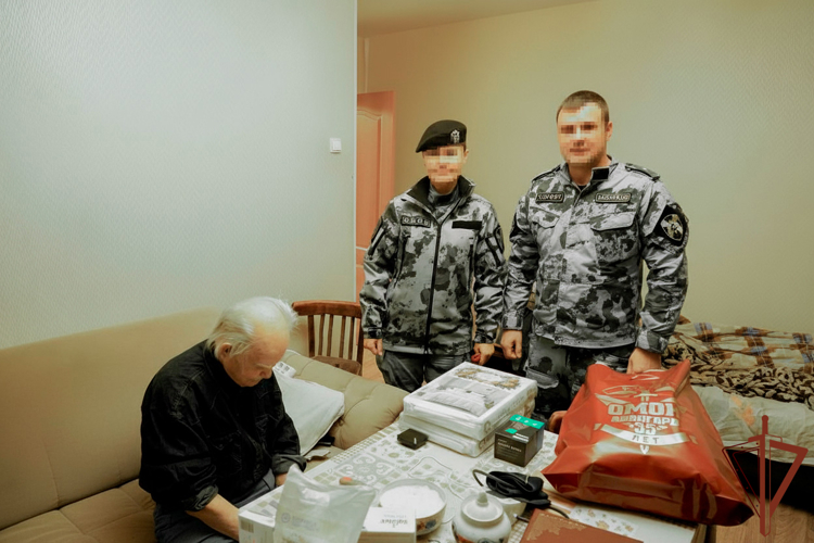 В Москве сотрудники ОМОН Росгвардии поздравили ветерана Великой Отечественной войны с 99-летием