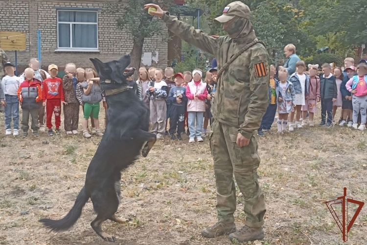 Росгвардейцы провели занятия по безопасности в детском саду Луганска 