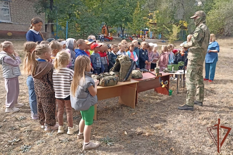 Росгвардейцы провели занятия по безопасности в детском саду Луганска