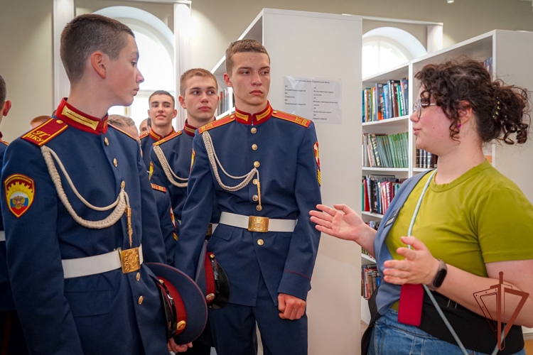 Росгвардия и АНО «Победоносец» организовали туристическую поездку для кадет ведомства в Санкт-Петербург