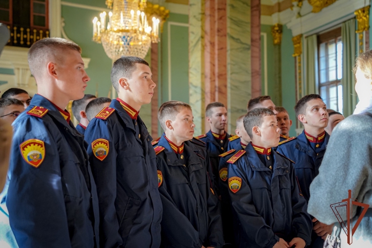 Росгвардия и АНО «Победоносец» организовали туристическую поездку для кадет ведомства в Санкт-Петербург
