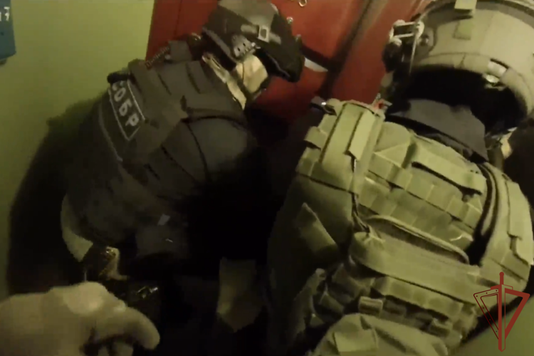 В Вологодской области при силовой поддержке СОБР Росгвардии задержан подсудимый, сбежавший из зала суда (видео)