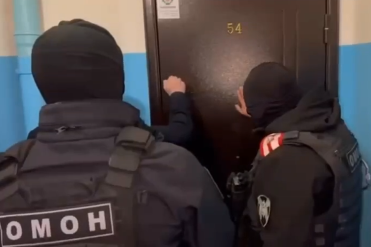 При силовой поддержке спецназа Росгвардии в Иркутске задержаны подозреваемые в хищении бюджетных средств (видео)