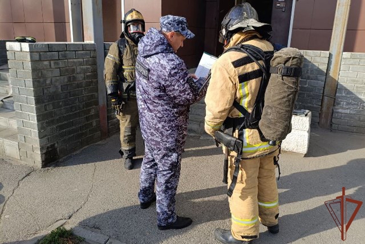 Совместное пожарно-тактическое учение провели Росгвардия и МЧС в Алтайском крае