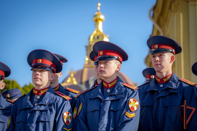Росгвардия и АНО «Победоносец» организовали туристическую поездку для кадет ведомства в Санкт-Петербург