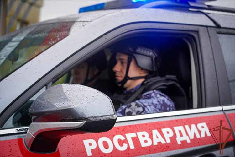 Сотрудники Росгвардии задержали молодого человека, незаконно проникшего на территорию университета в Москве (видео)