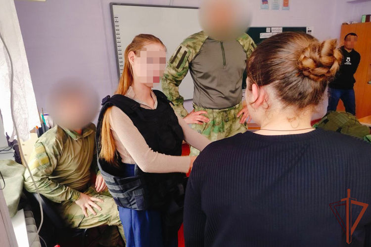 Уроки мужества провели росгвардейцы для школьников Херсонской и Запорожской областей 