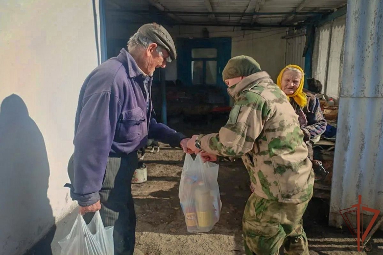 Росгвардейцы оказали адресную помощь пожилым жителям Херсонской области