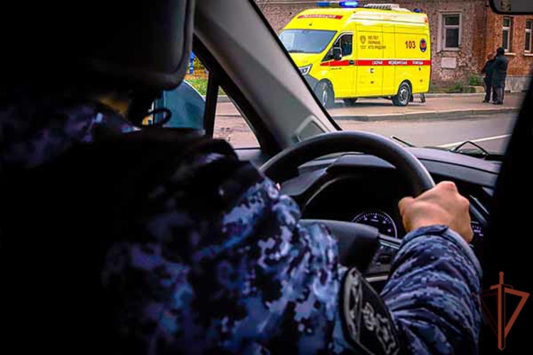 В Москве росгвардейцы пришли на помощь мужчине с подозрением на сердечный приступ (видео)