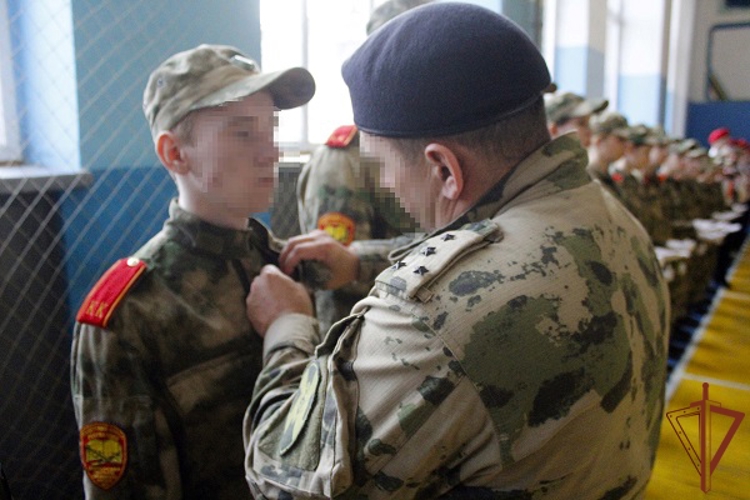 В Херсонской области ученики подшефного класса Росгвардии вступили в ряды «Юнармии»