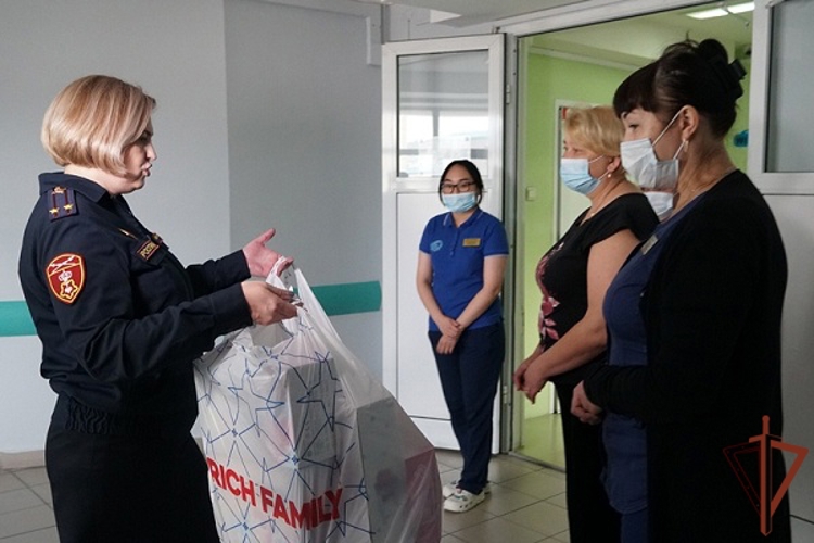 В Бурятии росгвардейцы поддержали маленьких пациентов детской больницы подарками «шкатулки храбрости»