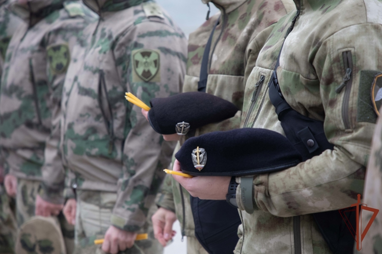 Росгвардейцы молитвой почтили память павших защитников Донбасса на Саур-Могиле (видео)