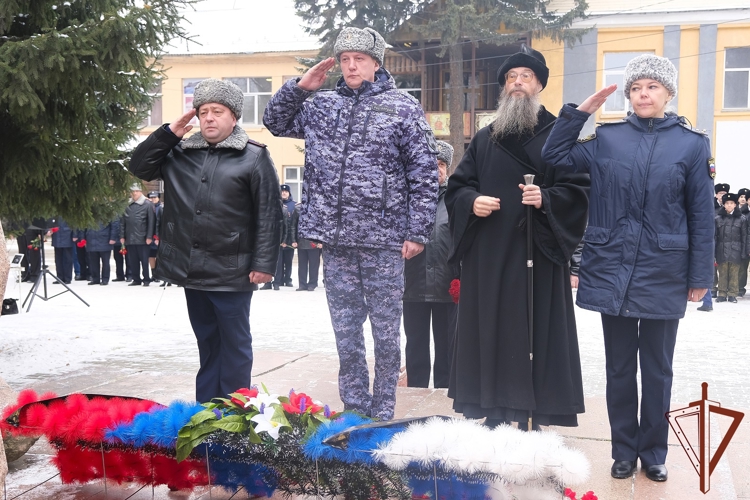 В регионах Сибири росгвардейцы почтили память коллег, погибших при выполнении служебного долга