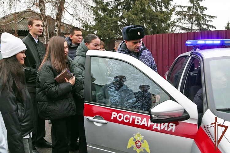 Росгвардейцы в Сибири приняли участие в профориентационных и патриотических мероприятиях для молодежи