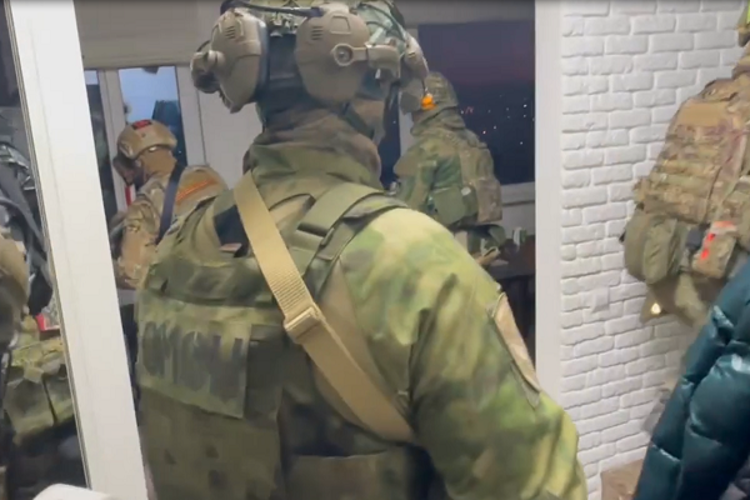 При силовой поддержке ОМОН Росгвардии в Севастополе задержан подозреваемый в мошенничестве (видео)