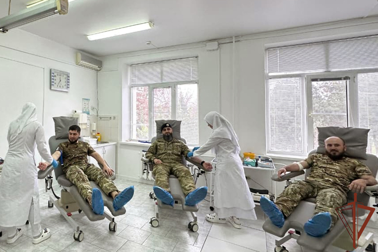 Донорскую акцию «От сердца к сердцу» поддержали росгвардейцы в Грозном   