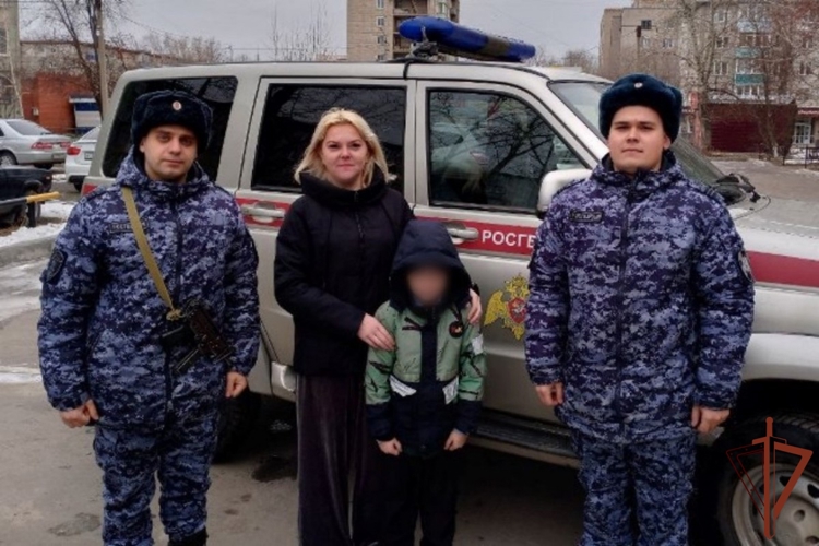 Сотрудники Росгвардии вернули потерявшегося ребенка родителям в Алтайском крае