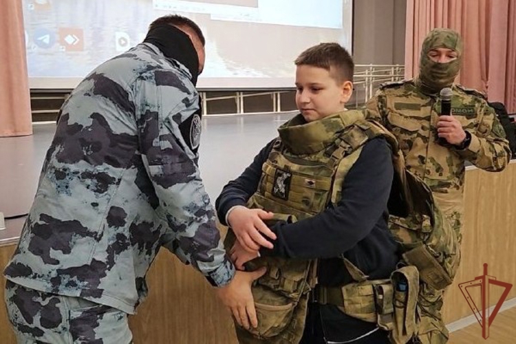 В Московской области сотрудники ОМОН Росгвардии провели урок мужества для школьников (видео)