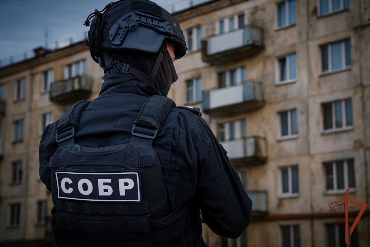 При силовой поддержке спецназа Росгвардии в Астрахани задержаны подозреваемые в вымогательстве