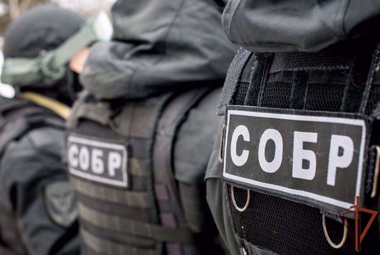 Сотрудники СОБР Росгвардии задержали мужчину, угрожавшего взорвать гранату в Первоуральске