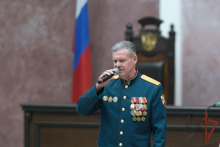 Ансамбль песни и пляски Уральского округа Росгвардии поздравил сотрудников военного суда с профессиональным праздником