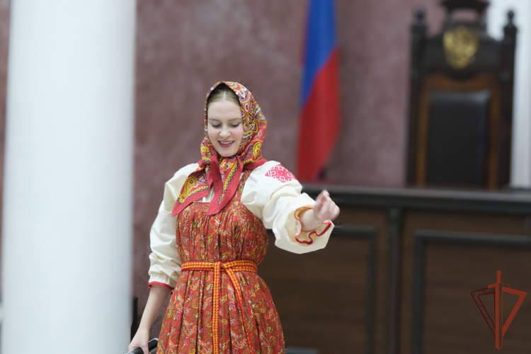 Ансамбль песни и пляски Уральского округа Росгвардии поздравил сотрудников военного суда с профессиональным праздником