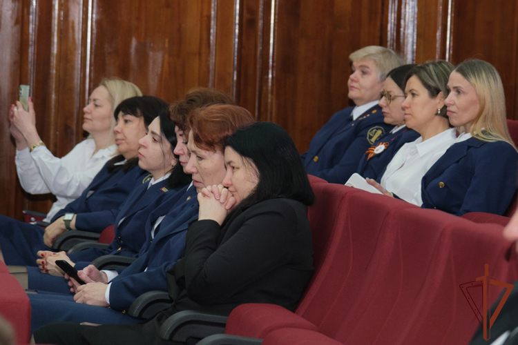 Ансамбль песни и пляски Уральского округа Росгвардии поздравил сотрудников военного суда с профессиональным праздником
