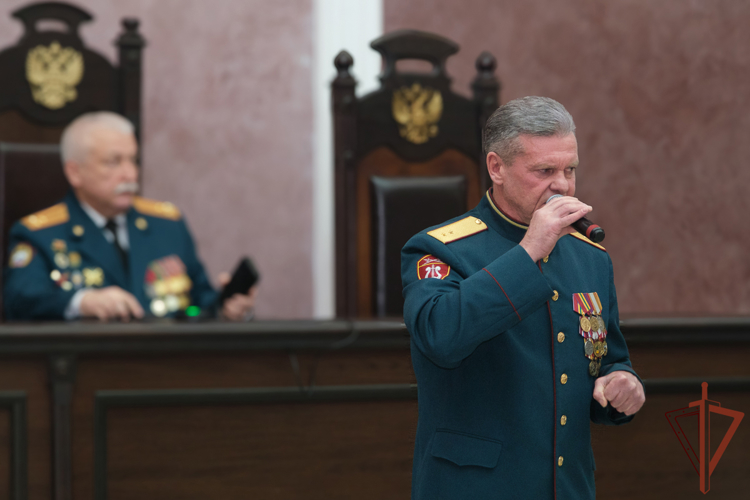 Ансамбль песни и пляски Уральского округа Росгвардии поздравил сотрудников военного суда с профессиональным праздником