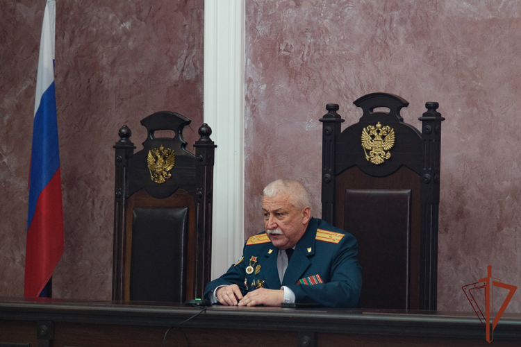 Ансамбль песни и пляски Уральского округа Росгвардии поздравил сотрудников военного суда с профессиональным праздником