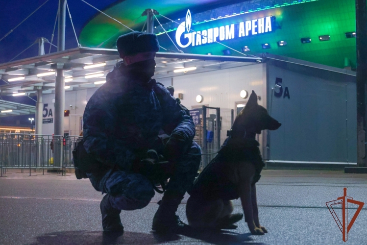 Подразделения Росгвардии обеспечили правопорядок футбольного матча в Санкт-петербурге