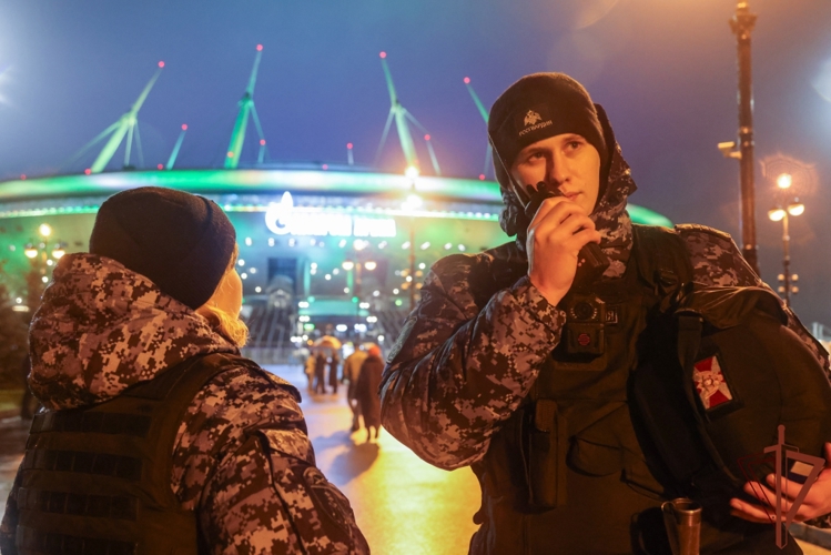 Подразделения Росгвардии обеспечили правопорядок футбольного матча в Санкт-петербурге