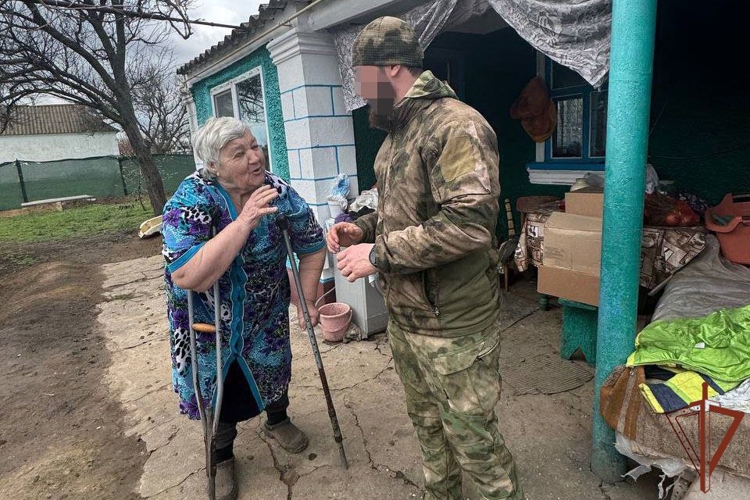 Военнослужащие Росгвардии оказали адресную помощь жителям Херсонской и Запорожской областей