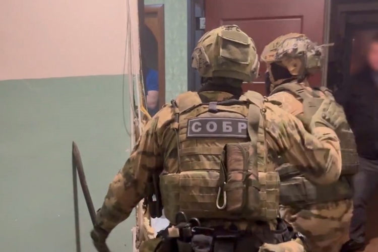 При содействии спецназа Росгвардии в Курской области задержаны граждане, подозреваемые в вымогательстве (видео)