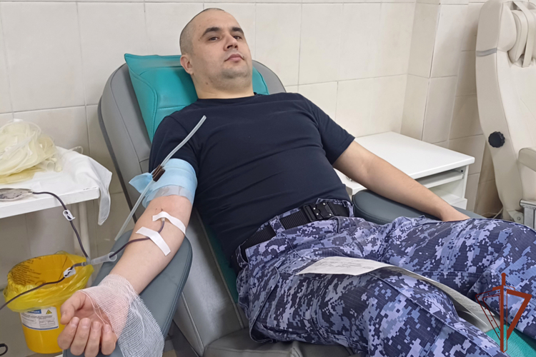 Сотрудники и военнослужащие Росгвардии продолжают участвовать в ведомственной донорской акции на Урале