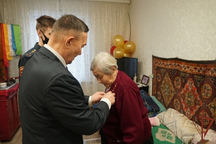 В Бурятии росгвардейцы поздравили труженицу тыла с 95-летием