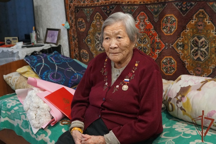 В Бурятии росгвардейцы поздравили труженицу тыла с 95-летием