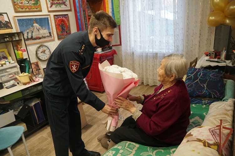 В Бурятии росгвардейцы поздравили труженицу тыла с 95-летием