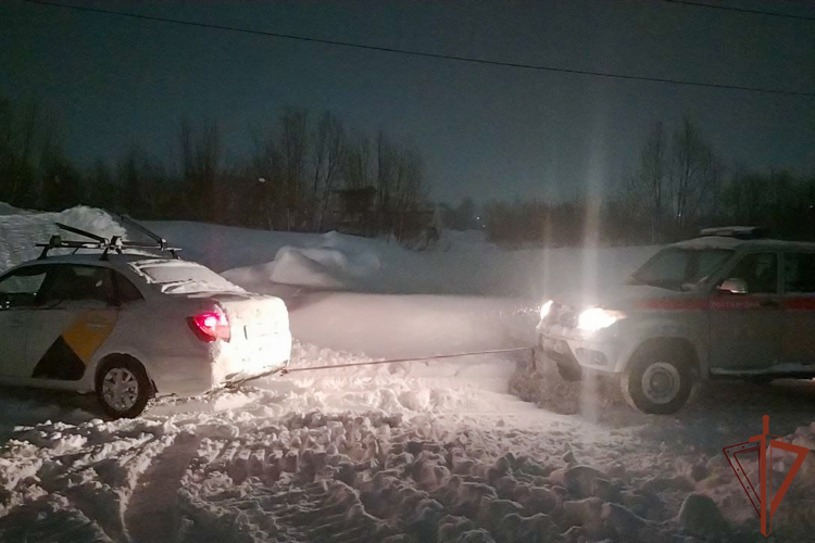 Росгвардейцы помогли таксисту вытащить машину из снега в Кузбассе