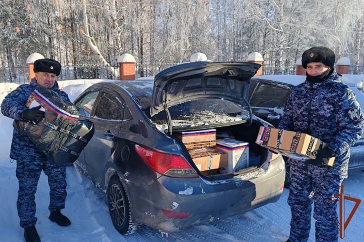 Росгвардейцы из Кемеровской области помогли волонтерам в отправке гуманитарной помощи бойцам СВО